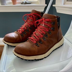 Danner Women’s Vertigo 917 boot size 8.5. Cathay Spice